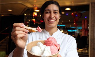 Bei Knigge sind die Eislöffel jetzt aus Holz. Auszubildende Sabrina Melo Klassen zeigt auch die neuen Becher - ebenfalls umweltfreundlich. - Wolfgang Rudolf Bei Knigge sind die Eislöffel jetzt aus Holz. Auszubildende Sabrina Melo Klassen zeigt auch die neuen Becher - ebenfalls umweltfreundlich. - Wolfgang Rudolf