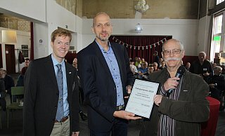 Andreas Schröder (l.) und Detlef Neuß (3. v. l.) vom Fahrgastverband "Pro Bahn" verleihen Kai Schulte vom Kompetenzzentrum Integraler Taktfahrplan einen Preis des Fahrgastverbands. - Ulf Hanke Andreas Schröder (l.) und Detlef Neuß (3. v. l.) vom Fahrgastverband "Pro Bahn" verleihen Kai Schulte vom Kompetenzzentrum Integraler Taktfahrplan einen Preis des Fahrgastverbands. - Ulf Hanke