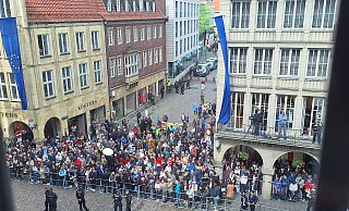 Zuschauer stehen vor dem Historischen Rathaus in Münster. Die Polizei hat das Gebiet weiträumig abgesperrt. - Ingo Kalischek Zuschauer stehen vor dem Historischen Rathaus in Münster. Die Polizei hat das Gebiet weiträumig abgesperrt. - Ingo Kalischek