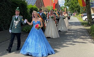 Das Königspaar Patrick Delitzscher und Kati Rollberg-Delitzscher steht beim Umzug in Neuenbeken im Mittelpunkt. - Julia Spiekerkötter Das Königspaar Patrick Delitzscher und Kati Rollberg-Delitzscher steht beim Umzug in Neuenbeken im Mittelpunkt. - Julia Spiekerkötter