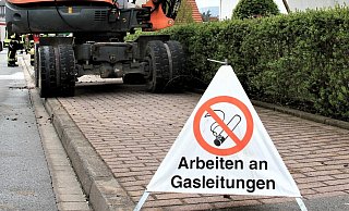 Bei Baggerarbeiten wurde eine Gasleitung beschädigt. In der Folge musste der Lipper Hellweg während des Berufsverkehrs für eine Stunde voll gesperrt werden. - Madita Schellenberg Bei Baggerarbeiten wurde eine Gasleitung beschädigt. In der Folge musste der Lipper Hellweg während des Berufsverkehrs für eine Stunde voll gesperrt werden. - Madita Schellenberg