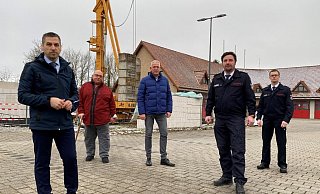 An der Baustelle: Bürgermeister Burkhard Schwuchow, Bauausschuss-Vorsitzender Peter Salmen, Ortsvorsteher Wigbert Löper, Feuerwehrchef Michael Stork und Stellvertreter Jens Götte. - Stadt Büren An der Baustelle: Bürgermeister Burkhard Schwuchow, Bauausschuss-Vorsitzender Peter Salmen, Ortsvorsteher Wigbert Löper, Feuerwehrchef Michael Stork und Stellvertreter Jens Götte. - Stadt Büren