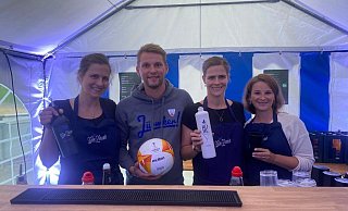 Sören Siek aus dem Organisations-Team des TuS Jöllenbeck schaut an der Cocktail-Bar bei Julia Wolf (v.l.), Maren Demmer und Janina Stein-Demmer vorbei. - Nicole Bentrup Sören Siek aus dem Organisations-Team des TuS Jöllenbeck schaut an der Cocktail-Bar bei Julia Wolf (v.l.), Maren Demmer und Janina Stein-Demmer vorbei. - Nicole Bentrup