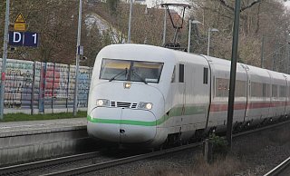 Grünes Image: Bahnfahren ist klimafreundlich, aber ist es der Neubau von Hochgeschwindigkeitstrassen auch? Eine Tagung der Naturschutzverbände nährt erhebliche Zweifel. - Ulf Hanke Grünes Image: Bahnfahren ist klimafreundlich, aber ist es der Neubau von Hochgeschwindigkeitstrassen auch? Eine Tagung der Naturschutzverbände nährt erhebliche Zweifel. - Ulf Hanke