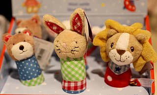Kleine Rasseltiere aus dem Spielzeugladen sind ein beliebtes Geschenk für Babys. - Frank-Michael Kiel-Steinkamp Kleine Rasseltiere aus dem Spielzeugladen sind ein beliebtes Geschenk für Babys. - Frank-Michael Kiel-Steinkamp