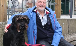 Der ehemalige Sprecher der Polizei Höxter, Peter Schneider, hier mit Hündin Lucy, ist gestorben. - Simone Flörke Der ehemalige Sprecher der Polizei Höxter, Peter Schneider, hier mit Hündin Lucy, ist gestorben. - Simone Flörke