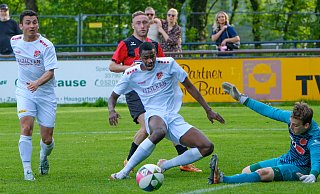 Das Kreispokal Finale ist das Ziel der Theesener. Hier eine Szene aus dem Endspiel 2024: VfL-Spieler Soufian Kaba und sein Team unterlagen knapp gegen Peckeloh mit Torwart Tom Weber. - Andreas Zobe Das Kreispokal Finale ist das Ziel der Theesener. Hier eine Szene aus dem Endspiel 2024: VfL-Spieler Soufian Kaba und sein Team unterlagen knapp gegen Peckeloh mit Torwart Tom Weber. - Andreas Zobe