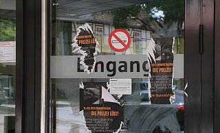 Im gesamten Innenstadtbereich wurde vermutlich in den vergangenen Tagen wild plakatiert, um auf die bevorstehende Demonstration hinzuweisen. - Claus Frickemeier Im gesamten Innenstadtbereich wurde vermutlich in den vergangenen Tagen wild plakatiert, um auf die bevorstehende Demonstration hinzuweisen. - Claus Frickemeier