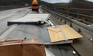 Am Mittwoch hat ein Lkw ein Fertighaus auf der A44 bei Warburg verloren. - Autobahn GmbH Am Mittwoch hat ein Lkw ein Fertighaus auf der A44 bei Warburg verloren. - Autobahn GmbH
