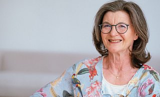 Brigitte Kottkamp ist zertifizierte Yogalehrerin und findet im Yoga Entspannung, Gelassenheit und innere Kraft. - Kerstin Petermann Brigitte Kottkamp ist zertifizierte Yogalehrerin und findet im Yoga Entspannung, Gelassenheit und innere Kraft. - Kerstin Petermann