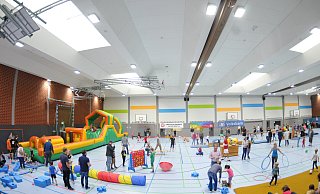 Volles Haus: Zahlreiche Familien mit kleinen und größeren Kindern kamen im vergangenen Jahr zur Familiade des TVC Enger, um die verschiedenen Sport- und Spielmöglichkeiten auszuprobieren und den Spaß an der Bewegung zu entdecken.Foto: Stefanie Boss - Stefanie Boss Volles Haus: Zahlreiche Familien mit kleinen und größeren Kindern kamen im vergangenen Jahr zur Familiade des TVC Enger, um die verschiedenen Sport- und Spielmöglichkeiten auszuprobieren und den Spaß an der Bewegung zu entdecken.Foto: Stefanie Boss - Stefanie Boss