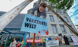 Geburtstagskind am Galgen: Ingenieur Jean-Luc Chastenier (28) ist nicht nach Feiern zumute. Der 28-Jährige aus Gütersloh trägt einen gestreiften Sträflingsanzug. Verkehrte Welt, ist nicht nur seine Botschaft. - Andreas Zobe Geburtstagskind am Galgen: Ingenieur Jean-Luc Chastenier (28) ist nicht nach Feiern zumute. Der 28-Jährige aus Gütersloh trägt einen gestreiften Sträflingsanzug. Verkehrte Welt, ist nicht nur seine Botschaft. - Andreas Zobe