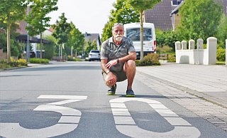 NW-Leser Fred Roos ärgert sich über die Temposünder an der Feldstraße/Brunnenallee. Er wünscht sich mehr Piktogramme und Blitzerkontrollen durch die Polizei. - Jessica Eberle NW-Leser Fred Roos ärgert sich über die Temposünder an der Feldstraße/Brunnenallee. Er wünscht sich mehr Piktogramme und Blitzerkontrollen durch die Polizei. - Jessica Eberle