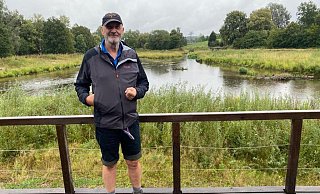 Dirk Strehl will zu Fuß zum Schwarzen Meer. Hier steht er am Zusammenfluss Brigach und Breg gleich Donau. - Dirk Strehl Dirk Strehl will zu Fuß zum Schwarzen Meer. Hier steht er am Zusammenfluss Brigach und Breg gleich Donau. - Dirk Strehl