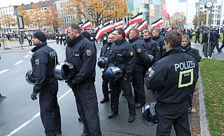 Rechtsextreme können, wie bei dieser Demo 2018, in Bielefeld kaum Fuß fassen. Die Zahl der rechten Straftaten ist in Bielefeld trotzdem höher als in den Nachbarkommunen. - NW Rechtsextreme können, wie bei dieser Demo 2018, in Bielefeld kaum Fuß fassen. Die Zahl der rechten Straftaten ist in Bielefeld trotzdem höher als in den Nachbarkommunen. - NW