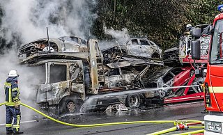 Die Zugmaschine des Sattelzuges stand in vollen Flammen. Die A2 bei Bielefeld musste in Richtung Dortmund zeitweise voll gesperrt werden. - Paul Brinkmann Die Zugmaschine des Sattelzuges stand in vollen Flammen. Die A2 bei Bielefeld musste in Richtung Dortmund zeitweise voll gesperrt werden. - Paul Brinkmann