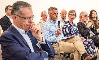 Ralf Struhoff von den NWD-Freunden (M.) denkt weit über einen neuen Konzertsaal für die Nordwestdeustche Philharmonie hinaus und wünscht sich Haus der Kultur für alle Bürger, in dem von morgens bis abends etwas los ist. - Ralf Bittner Ralf Struhoff von den NWD-Freunden (M.) denkt weit über einen neuen Konzertsaal für die Nordwestdeustche Philharmonie hinaus und wünscht sich Haus der Kultur für alle Bürger, in dem von morgens bis abends etwas los ist. - Ralf Bittner