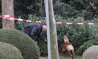 Gegen Mittag wurde auch ein Mantrailer-Hund in die Ermittlungsarbeit der Kriminalpolizei angebunden. Dafür wurden beide Fahrspuren im Bereich der Unterführung komplett gesperrt. - Claus Frickemeier Gegen Mittag wurde auch ein Mantrailer-Hund in die Ermittlungsarbeit der Kriminalpolizei angebunden. Dafür wurden beide Fahrspuren im Bereich der Unterführung komplett gesperrt. - Claus Frickemeier