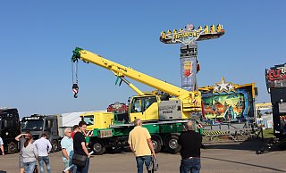 Beim Rundgang des Marktausschusses interessierte der Aufbau des Karussells "Airwolf", das erstmalig dabei ist, besonders. Gegenüber des Festzeltes Rose hat das neue Fahrgeschäft einen zentralen Standplatz bekommen. - Sigrid Dittmann Beim Rundgang des Marktausschusses interessierte der Aufbau des Karussells "Airwolf", das erstmalig dabei ist, besonders. Gegenüber des Festzeltes Rose hat das neue Fahrgeschäft einen zentralen Standplatz bekommen. - Sigrid Dittmann