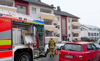 Feuerwehrleute löschten einen Zimmerbrand in einem Schlafzimmer einer Dachgeschoss in einem Mehrfamilienhause am Josef-Temme-Weg. - Ralph Meyer Feuerwehrleute löschten einen Zimmerbrand in einem Schlafzimmer einer Dachgeschoss in einem Mehrfamilienhause am Josef-Temme-Weg. - Ralph Meyer