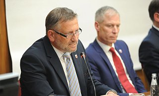 Finanzdezernent Dirk Raddy (l.) und Bürgermeister Frank Haberbosch warnen davor, dass Lübbecke in die Haushaltssicherung rutschen könnte. - Joern Spreen-Ledebur Finanzdezernent Dirk Raddy (l.) und Bürgermeister Frank Haberbosch warnen davor, dass Lübbecke in die Haushaltssicherung rutschen könnte. - Joern Spreen-Ledebur