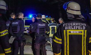 Feuerwehrleute und Polizisten stehen nach dem tödlichen Unfall an der Ummelner Straße zusammen. - Paul Brinkmann Feuerwehrleute und Polizisten stehen nach dem tödlichen Unfall an der Ummelner Straße zusammen. - Paul Brinkmann