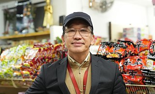 Wie lange Hoang Phong Ngo aufgrund der Umstände wirtschaftlich noch durchhält, weiß er nicht. - Peter Unger Wie lange Hoang Phong Ngo aufgrund der Umstände wirtschaftlich noch durchhält, weiß er nicht. - Peter Unger