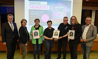Bürgermeister Uwe Gockel (v. l.), Sandra Fiedler und Jutta Hopp (beide DFFK), Claudia Melcher und Wolfgang Thiele (beide Laienspielgruppe Kirchborchen) und Mathias Kuttig und Uwe Stork freuen sich gemeinsam über die Ehrungen. - Tom Finke/www.tomfinke.de Bürgermeister Uwe Gockel (v. l.), Sandra Fiedler und Jutta Hopp (beide DFFK), Claudia Melcher und Wolfgang Thiele (beide Laienspielgruppe Kirchborchen) und Mathias Kuttig und Uwe Stork freuen sich gemeinsam über die Ehrungen. - Tom Finke/www.tomfinke.de
