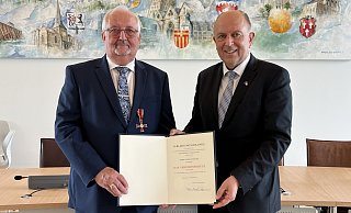Übergabe des Bundesverdienstordens an Vincenz Heggen durch Landrat Christoph Rüther (r.). - Kreis Paderborn Übergabe des Bundesverdienstordens an Vincenz Heggen durch Landrat Christoph Rüther (r.). - Kreis Paderborn