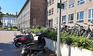 Beispiel Waldhof: Vor dem Gymnasium am Eingang zum Park der Menschenrechte sollen künftig neun Motorräder geparkt werden dürfen. - NW Beispiel Waldhof: Vor dem Gymnasium am Eingang zum Park der Menschenrechte sollen künftig neun Motorräder geparkt werden dürfen. - NW
