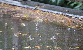 Wenn es längere Zeit an der gleichen Stelle regnet, schwellen kleine Bäche und Wassergräben rasch zu reißenden Strömen an. - Ulf Hanke Wenn es längere Zeit an der gleichen Stelle regnet, schwellen kleine Bäche und Wassergräben rasch zu reißenden Strömen an. - Ulf Hanke