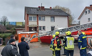 Nach etwa eineinhalb Stunden gelang es den Einsatzkräften im Kreis Gütersloh, den Schornstein ein Stück weit zu bewegen, sodass der Fuß des Handwerkers unter dem Schornstein befreit werden konnte. - Andreas Frücht Nach etwa eineinhalb Stunden gelang es den Einsatzkräften im Kreis Gütersloh, den Schornstein ein Stück weit zu bewegen, sodass der Fuß des Handwerkers unter dem Schornstein befreit werden konnte. - Andreas Frücht