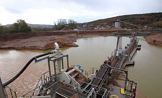 Im Kieswerk am Gut Deesberg wurden erhöhte Salzkonzentrationen im Wasser festgestellt. Der Verdacht: Der Bagger könnte eine Heilquelle angegraben haben, so dass nun Sole in den Teich strömt. - Jörg Stuke Im Kieswerk am Gut Deesberg wurden erhöhte Salzkonzentrationen im Wasser festgestellt. Der Verdacht: Der Bagger könnte eine Heilquelle angegraben haben, so dass nun Sole in den Teich strömt. - Jörg Stuke