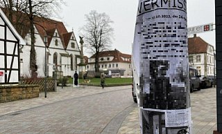 Zu Beginn suchten die Eltern des damals 14-Jährigen im Jahr 2022 noch mit Plakaten in der Versmolder Innenstadt nach ihrem Sohn. - Tasja Klusmeyer Zu Beginn suchten die Eltern des damals 14-Jährigen im Jahr 2022 noch mit Plakaten in der Versmolder Innenstadt nach ihrem Sohn. - Tasja Klusmeyer