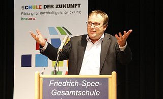 NRW-Umweltminister Oliver Krischer ermutigte die Schüler, den Weg der Nachhaltigkeit weiter zu gehen. - Sven Hauhart NRW-Umweltminister Oliver Krischer ermutigte die Schüler, den Weg der Nachhaltigkeit weiter zu gehen. - Sven Hauhart