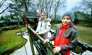 Hier macht Spielen keinen Spaß: Lena Philippzig (l.) und Ella Zentarra aus Gütersloh haben dem Bürgermeister geschrieben, weil der Spielplatz am Münstermannsweg so heruntergekommen ist. - Andreas Frücht Hier macht Spielen keinen Spaß: Lena Philippzig (l.) und Ella Zentarra aus Gütersloh haben dem Bürgermeister geschrieben, weil der Spielplatz am Münstermannsweg so heruntergekommen ist. - Andreas Frücht