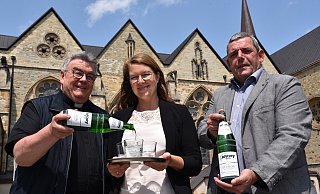 Bonifatiuswerk-Generalsekretär Georg Austen (v.l.), Katrin Keller, Leiterin des Bereichs Fundraising im Hilfswerk, und Ingo Imenkämper, Geschäftsführer des Bonifatiuswerkes (v.l.) freuen auf die Besucher am Infostand vor dem Paderborner Dom. Dort können sie das St. Libori-Heilwasser probieren. - Theresa Meier Bonifatiuswerk-Generalsekretär Georg Austen (v.l.), Katrin Keller, Leiterin des Bereichs Fundraising im Hilfswerk, und Ingo Imenkämper, Geschäftsführer des Bonifatiuswerkes (v.l.) freuen auf die Besucher am Infostand vor dem Paderborner Dom. Dort können sie das St. Libori-Heilwasser probieren. - Theresa Meier