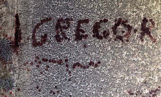 So sieht der rätselhafte Schriftzug aus. "Gregor", mit Blut "geschrieben" auf einem Feldweg bei Bad Driburg. - Polizei So sieht der rätselhafte Schriftzug aus. "Gregor", mit Blut "geschrieben" auf einem Feldweg bei Bad Driburg. - Polizei