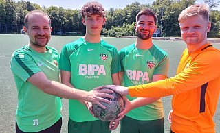 Dornbergs Trainer Jens Horstmann (v.l.) mit den Zugängen Arthur Fuhrmann, Sebastian Breder und Markus Oberwittler. - bentrup Dornbergs Trainer Jens Horstmann (v.l.) mit den Zugängen Arthur Fuhrmann, Sebastian Breder und Markus Oberwittler. - bentrup