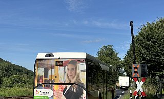 In Folie eingeklebt und außer Betrieb: Die Schrankenanlage an der B64 tut derzeit nicht ihren Dienst. - Ralf T. Mischer In Folie eingeklebt und außer Betrieb: Die Schrankenanlage an der B64 tut derzeit nicht ihren Dienst. - Ralf T. Mischer