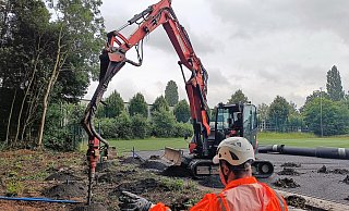 Bei der Suche nach einem Blindgänger am Sportplatz Hunnebrock, hat eine Spezialfirma mehrere Löcher in die Erde gebohrt. Es wird voraussichtlich noch Monate dauern, bis die wieder geschlossen sind. - Sven Hauhart Bei der Suche nach einem Blindgänger am Sportplatz Hunnebrock, hat eine Spezialfirma mehrere Löcher in die Erde gebohrt. Es wird voraussichtlich noch Monate dauern, bis die wieder geschlossen sind. - Sven Hauhart
