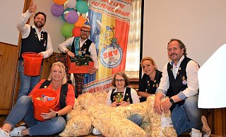 Maik Hölter (v.l.), Ines Stenzel, Simon Oekenpöhler, Manuela Brock-Schniedermann, Jennifer Patrzek und Guido Hegemann inmitten des Wurfmaterials für den Kinderumzug. - Karin Prignitz Maik Hölter (v.l.), Ines Stenzel, Simon Oekenpöhler, Manuela Brock-Schniedermann, Jennifer Patrzek und Guido Hegemann inmitten des Wurfmaterials für den Kinderumzug. - Karin Prignitz