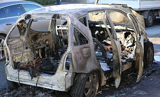 Das Auto brannte völlig aus. - NW Das Auto brannte völlig aus. - NW