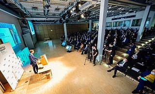 Nordrhein-Westfalens Ministerpräsident Hendrik Wüst (CDU) spricht zur Eröffnung des Kongresses DigitaleZukunft@OWL im voll besetzten Heinz Nixorf Museums Forum. - HNF / BESIM MAZHIQI Nordrhein-Westfalens Ministerpräsident Hendrik Wüst (CDU) spricht zur Eröffnung des Kongresses DigitaleZukunft@OWL im voll besetzten Heinz Nixorf Museums Forum. - HNF / BESIM MAZHIQI