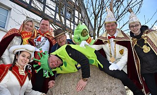 Gardetänzerin Kathi Wook, das Kranzkönigspaar Carsten und Mareike Strunz, der Vorsitzende Peter Josephs, Vize-Präsident Ralf Brüggenthies, Prinz Christian I. Hartmann und Jugendprinz Mats Carl I. Wulf (v. l.) bringen das Omikron-Virus, im Film gespielt vom zweiten Vorsitzenden Lars Rodewald, mit guter Laune zur Strecke. - Karnevalsverein Eintracht Delbrück Gardetänzerin Kathi Wook, das Kranzkönigspaar Carsten und Mareike Strunz, der Vorsitzende Peter Josephs, Vize-Präsident Ralf Brüggenthies, Prinz Christian I. Hartmann und Jugendprinz Mats Carl I. Wulf (v. l.) bringen das Omikron-Virus, im Film gespielt vom zweiten Vorsitzenden Lars Rodewald, mit guter Laune zur Strecke. - Karnevalsverein Eintracht Delbrück