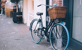 Zwei junge Mädchen halfen dem Polizisten spontan mit ihrem Fahrrad aus. - Symbolbild: Pixabay Zwei junge Mädchen halfen dem Polizisten spontan mit ihrem Fahrrad aus. - Symbolbild: Pixabay