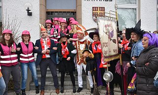 Bei bester Stimmung feierten mit viel Musik Bürgermeister Christian Carl, die drei Oberhexen Isabella Jakobi, Britta Broer, Saskia Volmert und FCC-Prinz Janis I. Lange mit dem ausgelassenen Narrenvolk. - Brigitta Wieskotten Bei bester Stimmung feierten mit viel Musik Bürgermeister Christian Carl, die drei Oberhexen Isabella Jakobi, Britta Broer, Saskia Volmert und FCC-Prinz Janis I. Lange mit dem ausgelassenen Narrenvolk. - Brigitta Wieskotten
