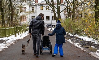 Immer freitags unternimmt Artem (r.) mit Christian Götze und dessen Dackel Oakley einen Spaziergang. - Matthias Cremer Immer freitags unternimmt Artem (r.) mit Christian Götze und dessen Dackel Oakley einen Spaziergang. - Matthias Cremer