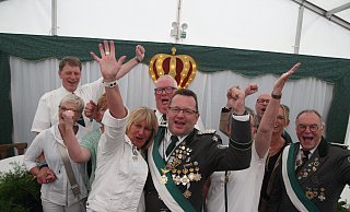 Der Hofstaat feiert den neuen Schützenkönig. - Jan-Henrik Gerdener Der Hofstaat feiert den neuen Schützenkönig. - Jan-Henrik Gerdener