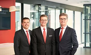 Zum Vorstand der Sparkasse Paderborn-Detmold gehören Andreas Trotz (v. l.), Arnd Paas und Hubert Böddeker. - Sparkasse Zum Vorstand der Sparkasse Paderborn-Detmold gehören Andreas Trotz (v. l.), Arnd Paas und Hubert Böddeker. - Sparkasse